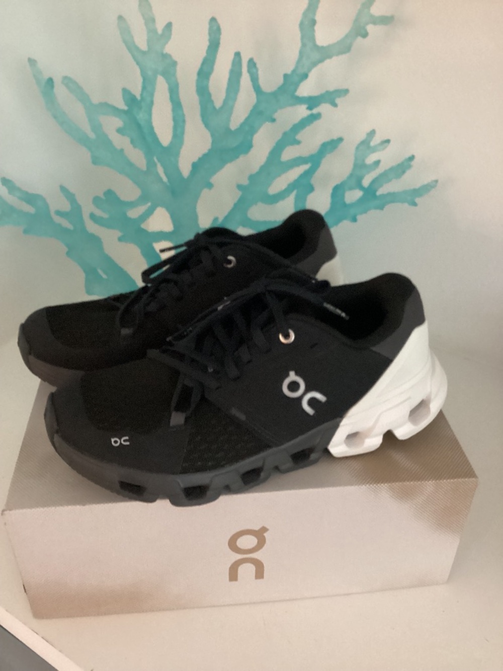 On Cloudflyer 4 Women’s Black and White Running Shoes Sz 7.5